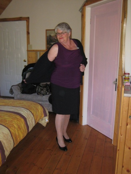Fat granny Girdle Goddess exposes her pussy in crotchless panties and a girdle