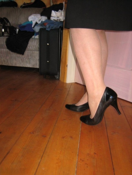 Fat granny Girdle Goddess exposes her pussy in crotchless panties and a girdle