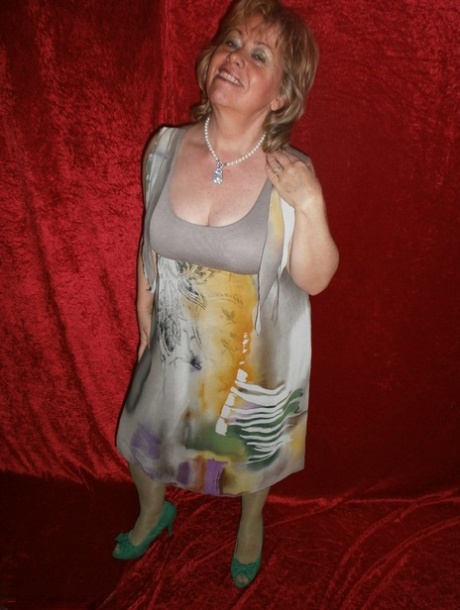 Chubby mature granny Caro in green stockings flashes lace panty cameltoe