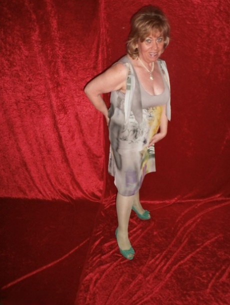 Chubby mature granny Caro in green stockings flashes lace panty cameltoe