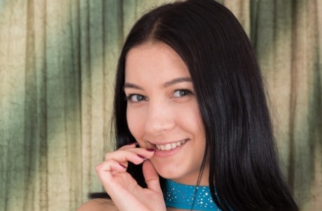 Dark haired amateur Bellavitana exposes her hairy pits before beaver fingering