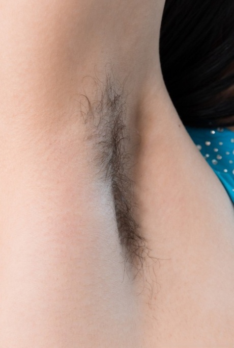Dark haired amateur Bellavitana exposes her hairy pits before beaver fingering