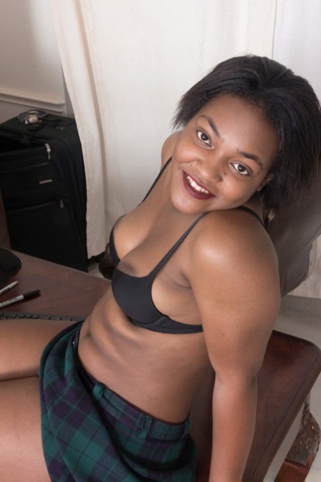 Black amateur Bobbie Rains shows her hairy muff and poses nude on a table