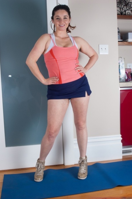 Sexy chubby girl Maxine Holloway shows her hairy cunt in hot solo action