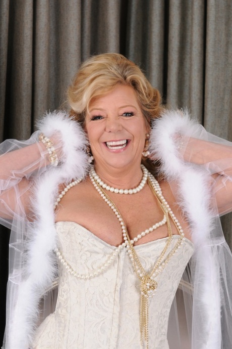 Mature bombshell Karen Summer flaunts her big ass & plays with her hairy cunt
