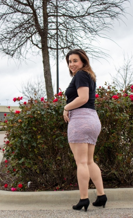 Chubby amateur brunette Mermaid gets spit roasted in the back of a car