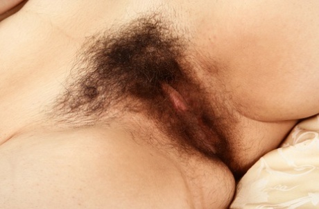 Chubby amateur Ashley Brewington spreads her hairy pussy up close