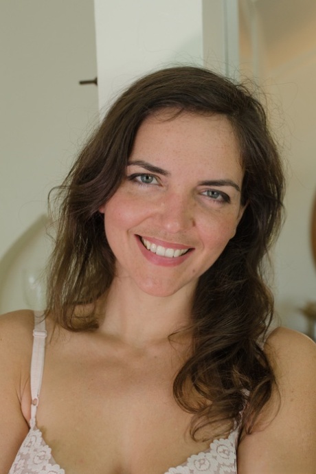 Hairy American housewife Katie Zucchini displays her furry crotch up close