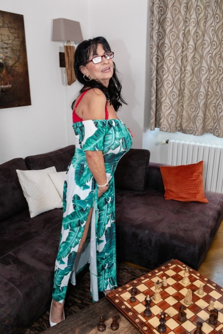 Gorgeous granny Inna White unleashes her big natural tits & toys herself