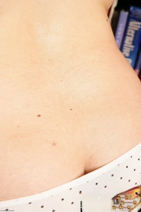 Amateur teen Marie reveals her chubby and hairy body in a solo show