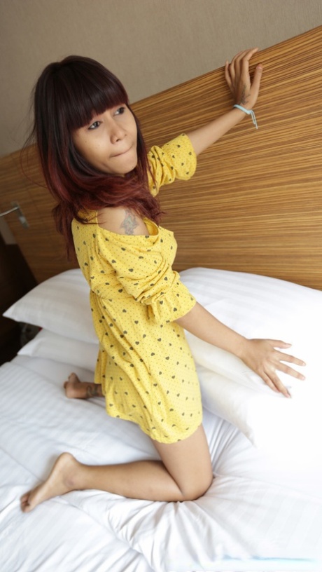 Asian amateur Jin removes her yellow dress and gets rammed in POV action