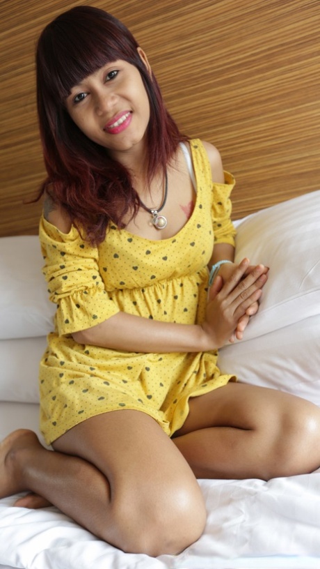 Asian amateur Jin removes her yellow dress and gets rammed in POV action