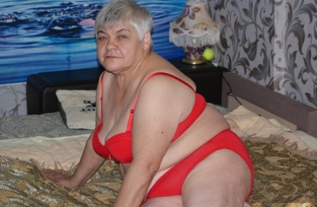 Short-haired granny Oma Geil unveils her saggy tits & spreads her hairy cunt