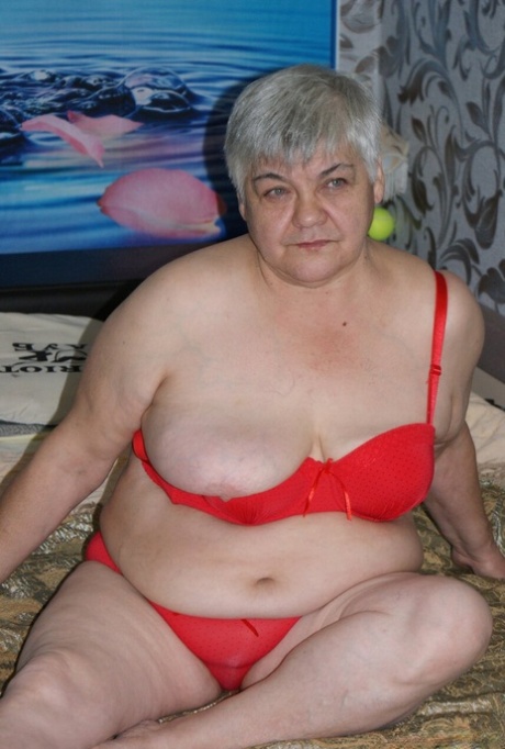 Short-haired granny Oma Geil unveils her saggy tits & spreads her hairy cunt