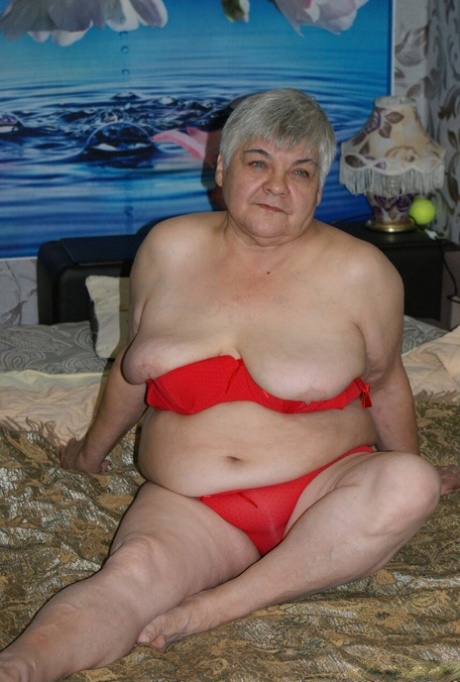 Short-haired granny Oma Geil unveils her saggy tits & spreads her hairy cunt