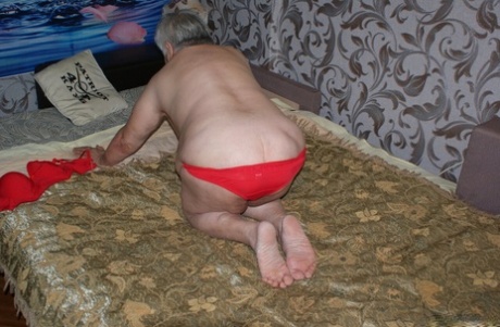 Short-haired granny Oma Geil unveils her saggy tits & spreads her hairy cunt